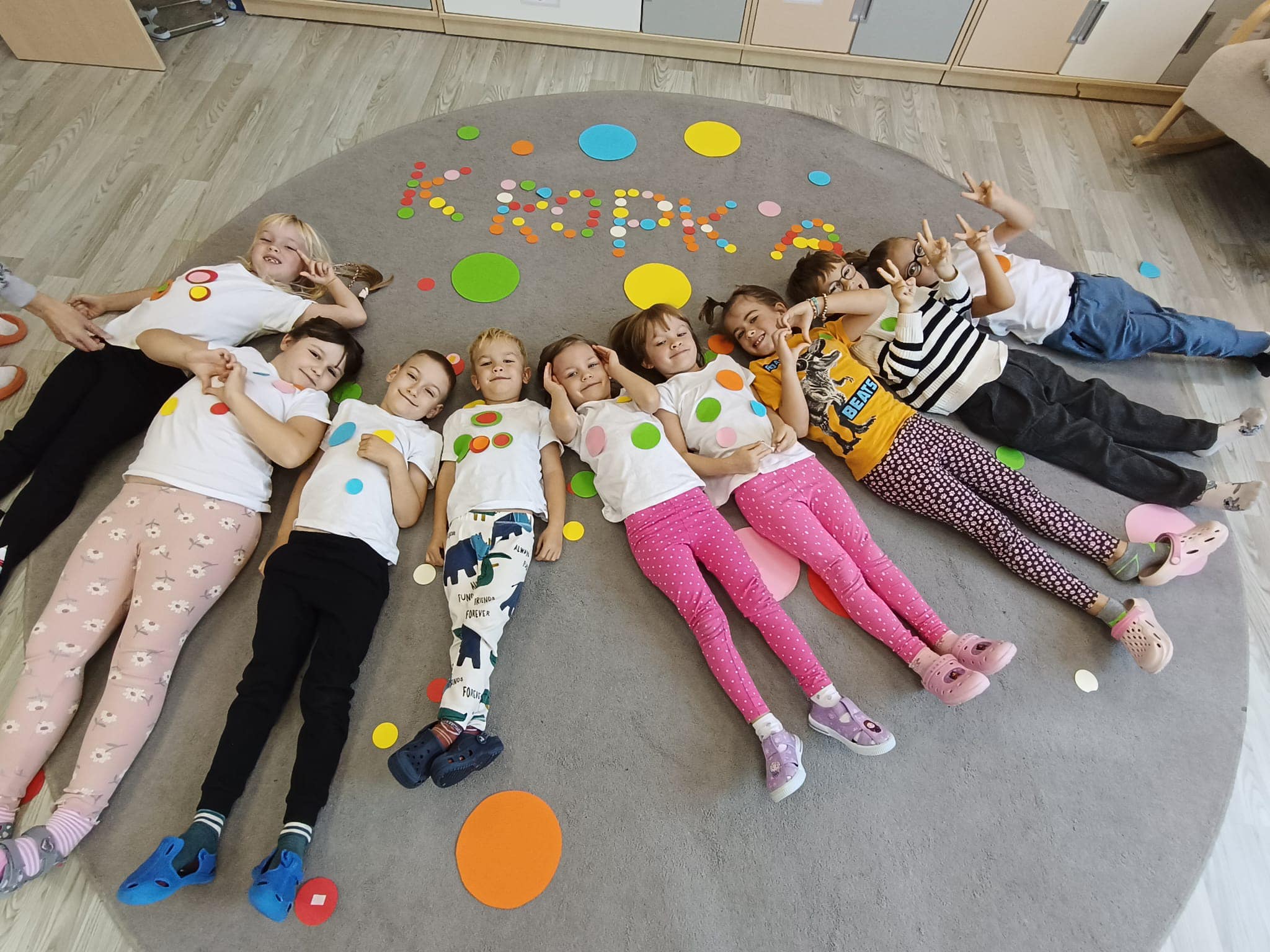 Dzieci podczas zajęć w przedszkolu Czarodziejskie Smyczki w Opolu